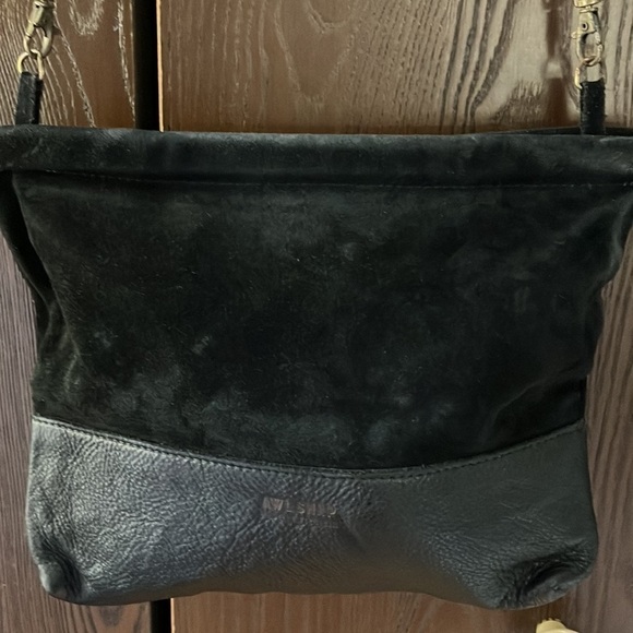 Awl Snap black leather and black suede shoulder bag. Magnetic closure. - Picture 2 of 6